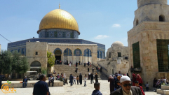 المقدسيون يؤدون صلاة الفجر برحاب الأقصى بعد إعادة فتح أبوابه